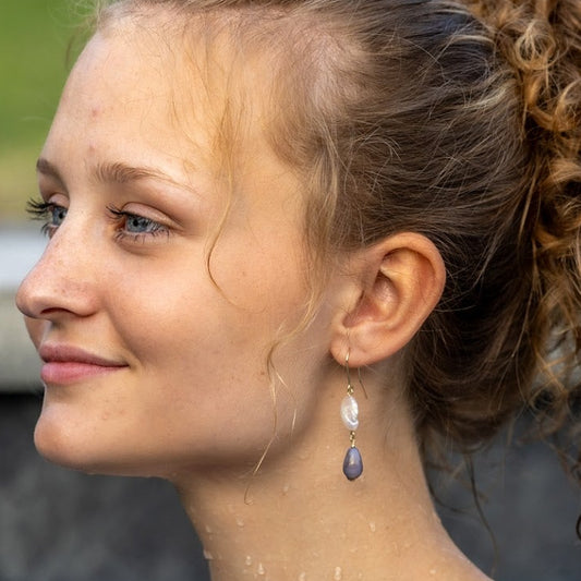 Oorbellen ISABELLA | White pearl & Blauwe agaat